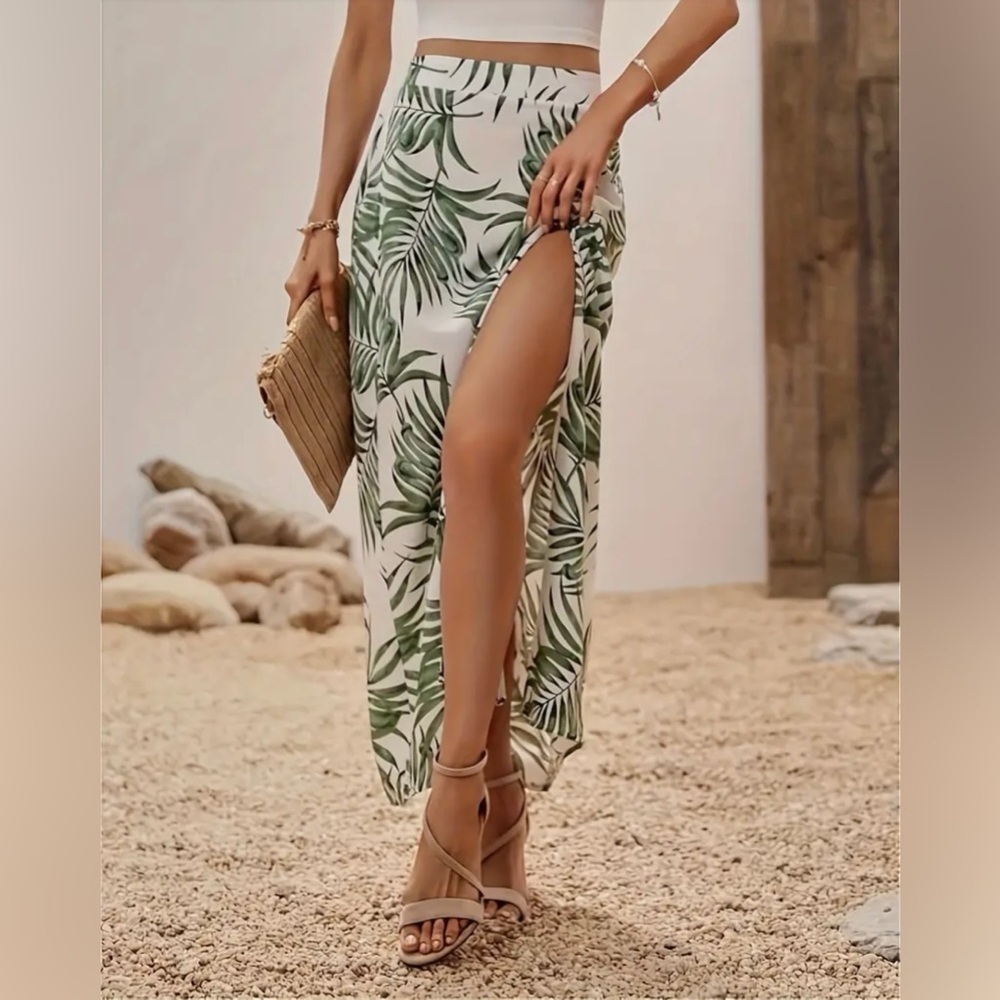 🎋NEW 🎋- High Waist Skirt with split and summery tropical print